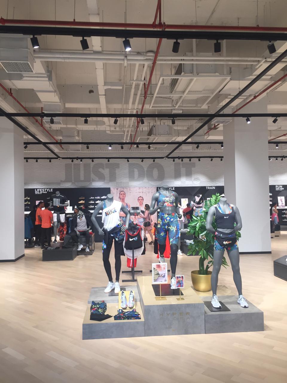 3 Nike Marina