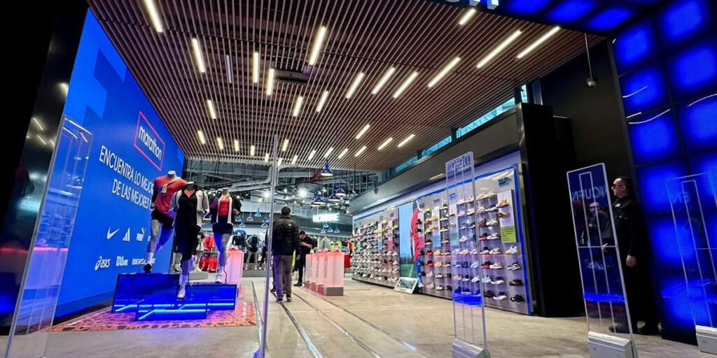 Integración de pantallas LED en tiendas comerciales desarrolladas por Urbina Group