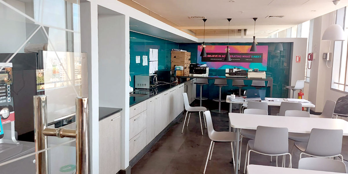 Salas de reunión modernas en oficina Experian Chile