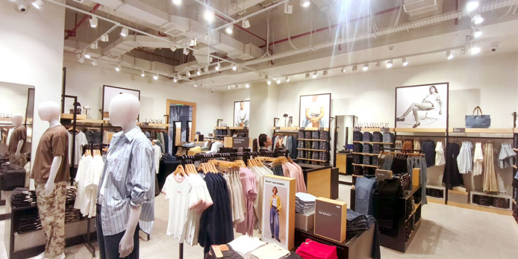 Interior de tienda Levi’s en Iquique con diseño comercial ejecutado por Urbina Group