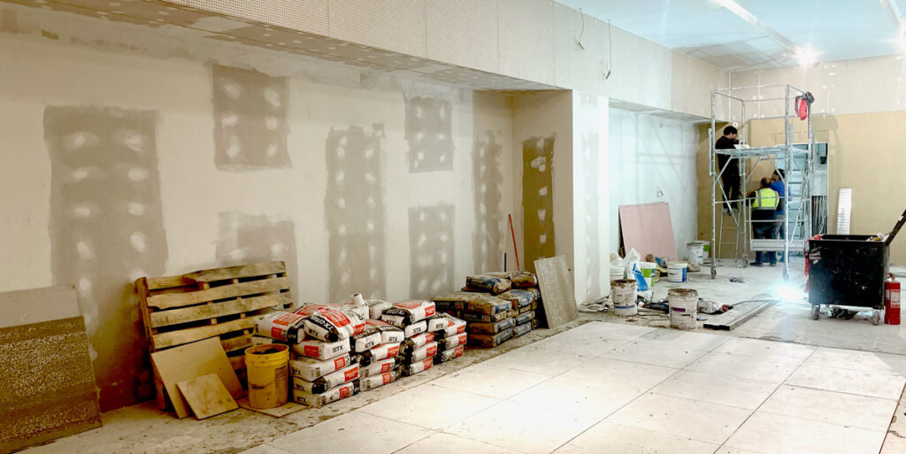 Equipo profesional de Urbina Group trabajando en terreno en proyecto de construcción en Chile