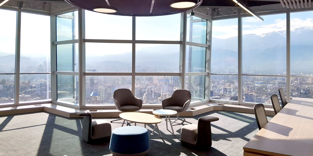 Oficina Experian Chile en Torre Costanera Center diseñada por Urbina Group