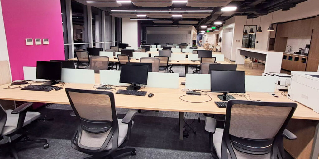 Espacios de trabajo colaborativo en oficina Experian Chile