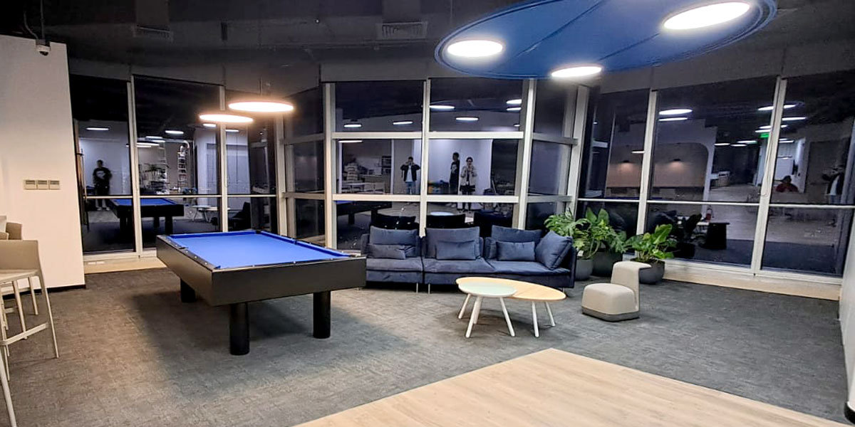 Diseño interior corporativo en oficina Experian desarrollado por Urbina Group