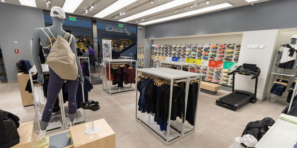 Tienda ASICS diseñada por Urbina Group en Chile con enfoque en retail deportivo