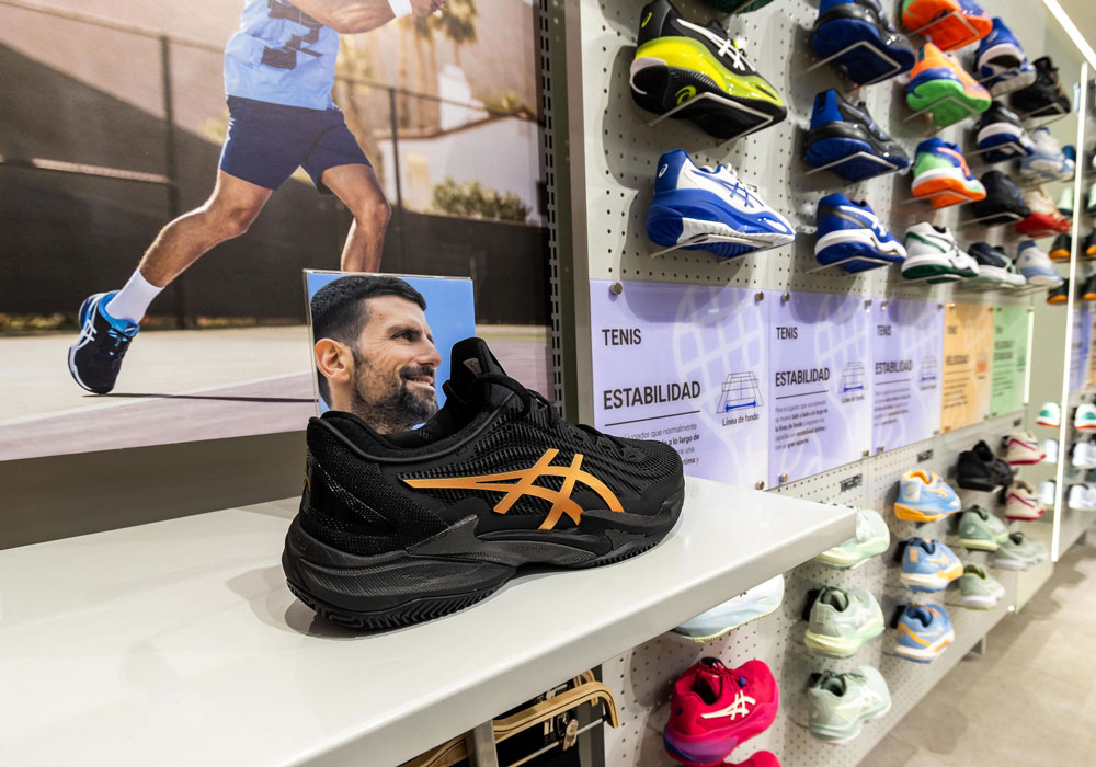 Interior de tienda ASICS en Chile con diseño arquitectónico ejecutado por Urbina Group