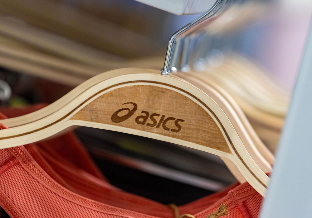 Interior de tienda ASICS en Chile con diseño arquitectónico ejecutado por Urbina mall Plaza