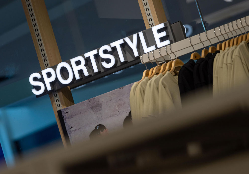 Detalles Interior de tienda ASICS en Chile con diseño arquitectónico ejecutado por Urbina Group