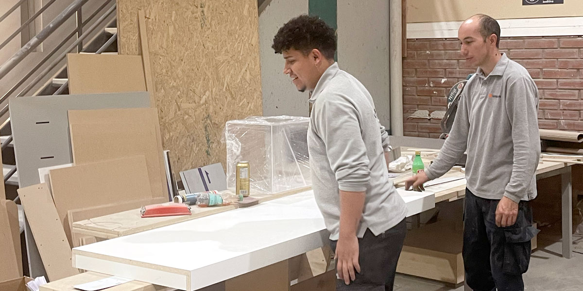 Equipo técnico de Urbina Group trabajando en desarrollo de mobiliario especializado